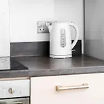 2 Bedroom Apartment With Balcony - Free Parking