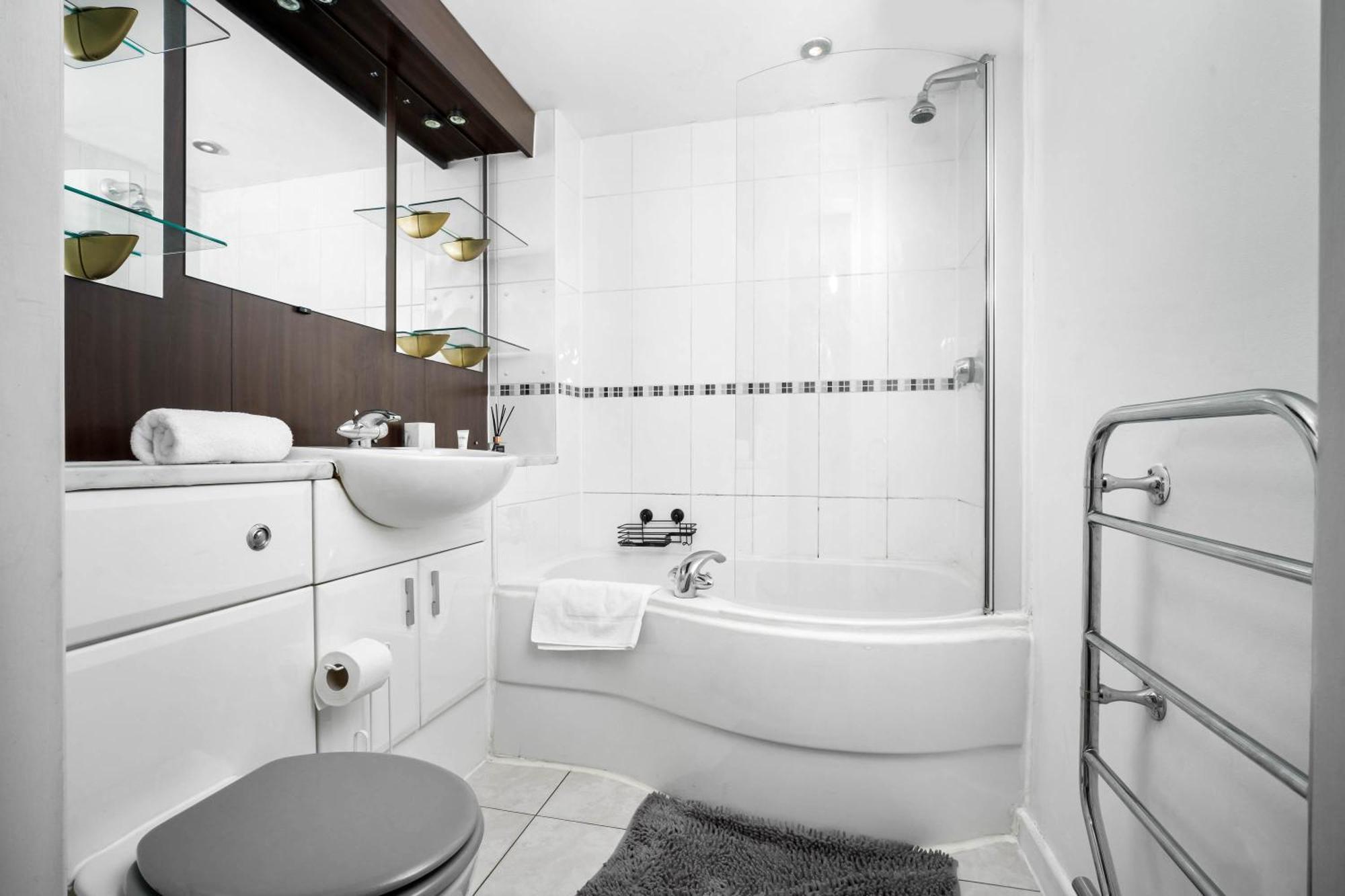 2 Bedroom With Balcony - Free Parking * Birmingham
