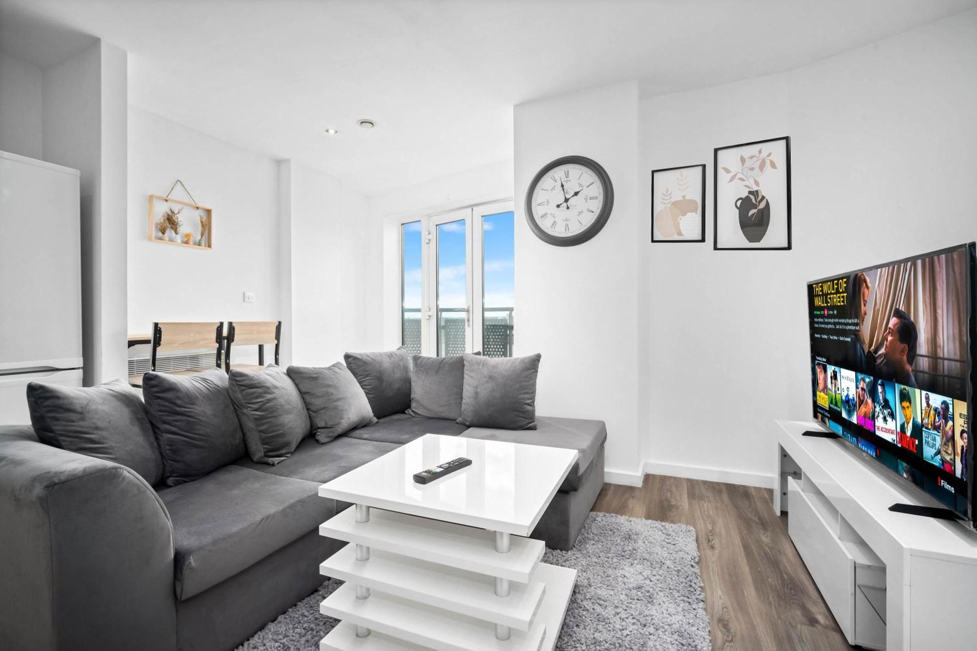 2 Bedroom With Balcony - Free Parking * Birmingham