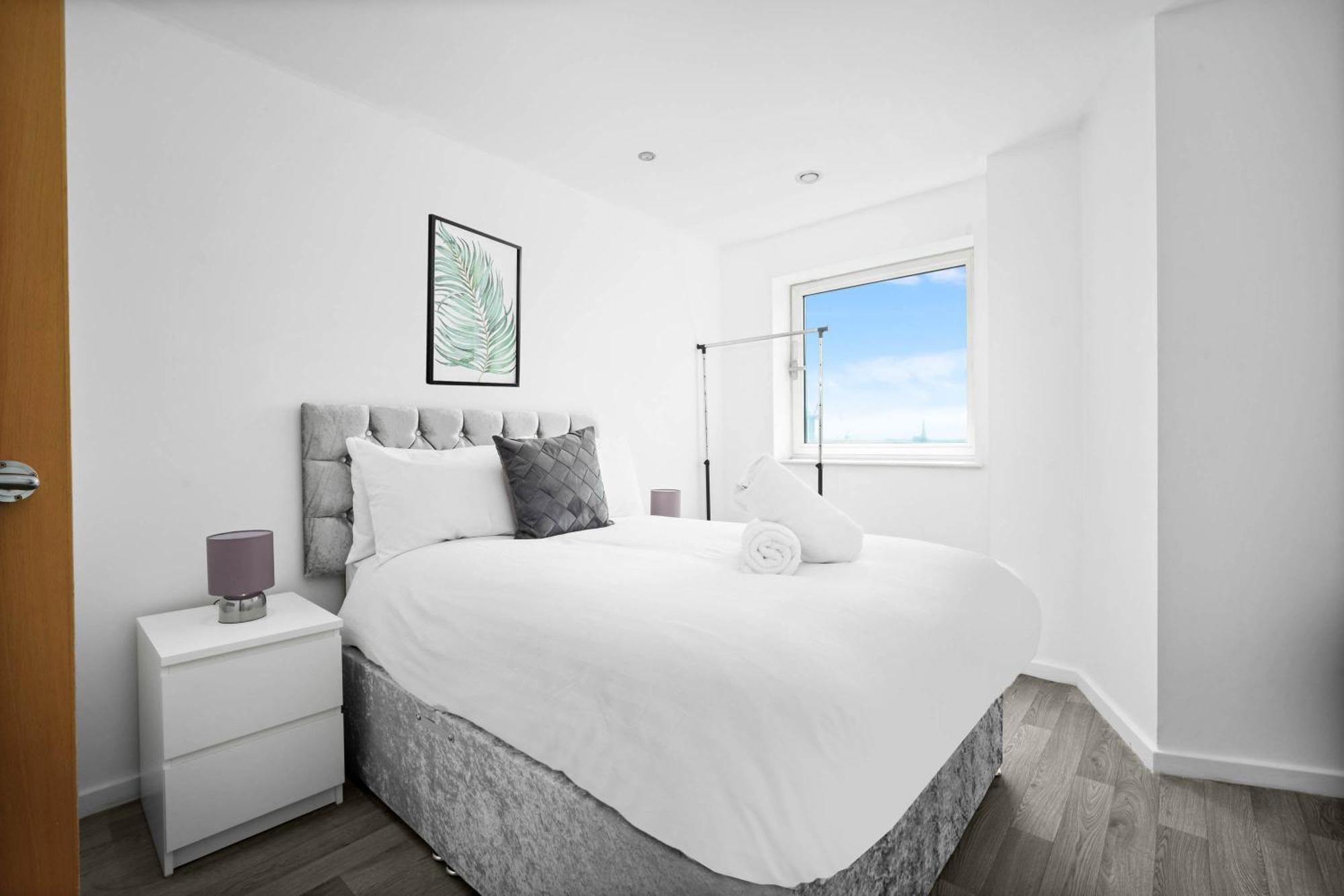 2 Bedroom With Balcony - Free Parking