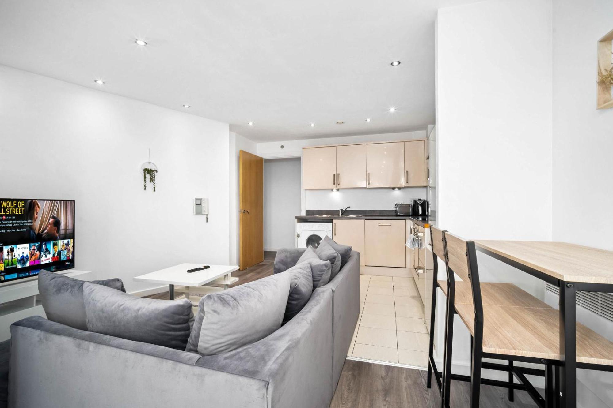 Apartment 2 Bedroom With Balcony - Free Parking *